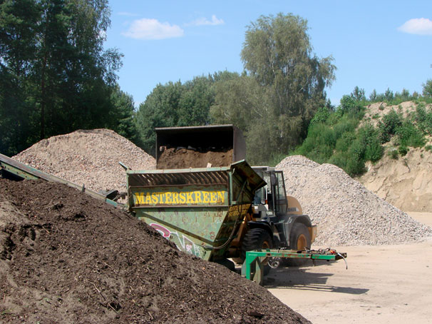 Recyclingplatz mit Siebanlage und Schüttgut-Halden